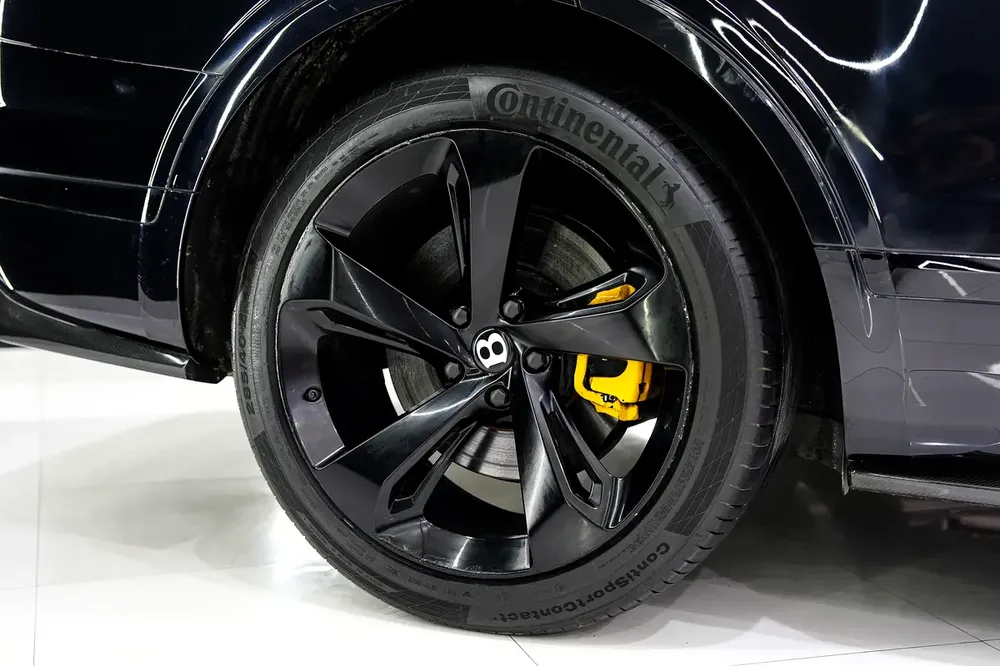 W12 Mulliner, Carbon Body Kit, Individual Rear Seats w/ Entertainment, GCC Spec!! - Image 16