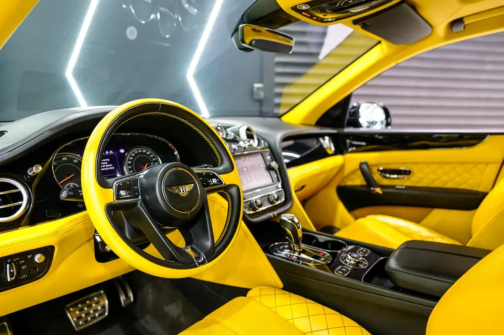 W12 Mulliner, Carbon Body Kit, Individual Rear Seats w/ Entertainment, GCC Spec!! - Image 4