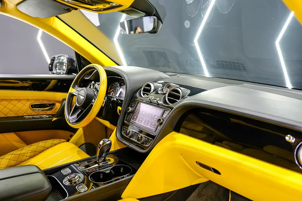 W12 Mulliner, Carbon Body Kit, Individual Rear Seats w/ Entertainment, GCC Spec!! - Image 7