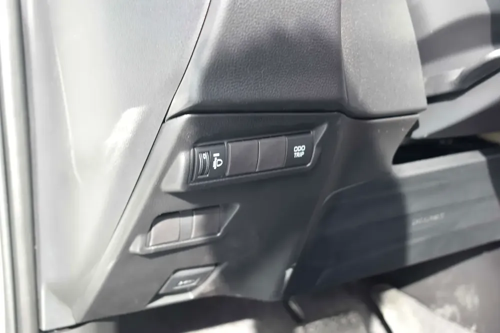 2025 MODEL TOYOTA COROLLA CROSS 1.8 HEV - Image 11