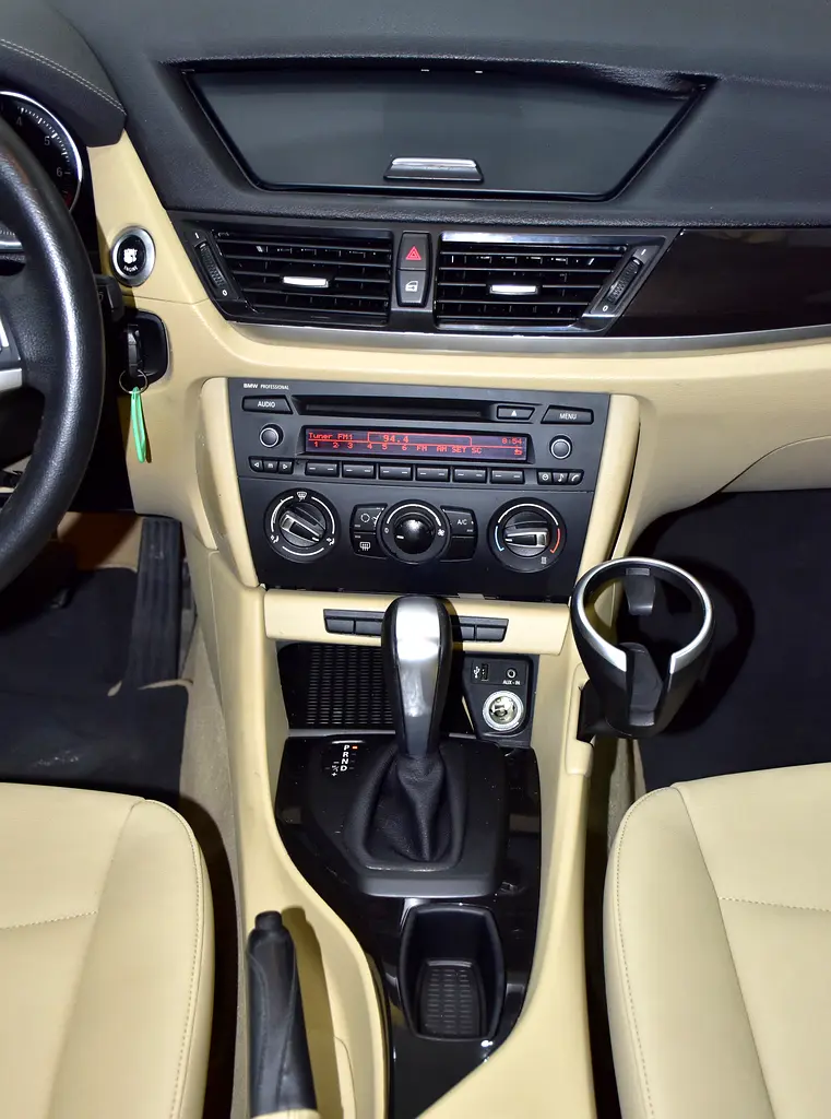 EXCELLENT DEAL for our BMW X1 sDrive18i ( 2015 Model ) in Blue Color! GCC Specs - Image 13