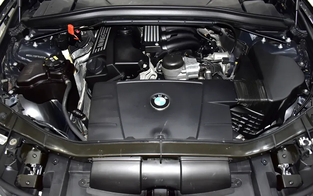 EXCELLENT DEAL for our BMW X1 sDrive18i ( 2015 Model ) in Blue Color! GCC Specs - Image 15
