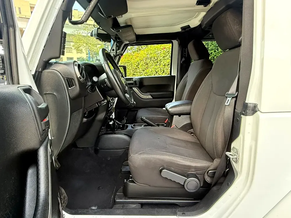 GCC Specs 2016 Jeep Wrangler Sport // 3.6L V6 - Perfect for UAE Adventures! - Image 11
