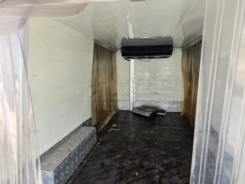 Mitsubishi Fuso chillar // Gcc space // Model 2016 // Good conditions - Image 12