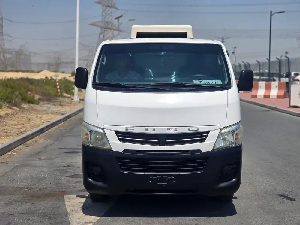 Mitsubishi Fuso chillar // Gcc space // Model 2016 // Good conditions - Image 5