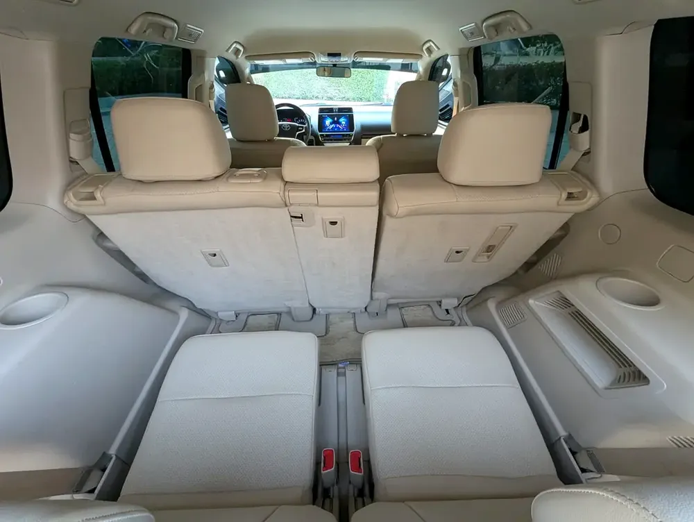 TOYOTA PRADO 2018 GCC V6 ACCIDENT FREE LOW MILEAGE IN EXCELLENT CONDITION - Image 10