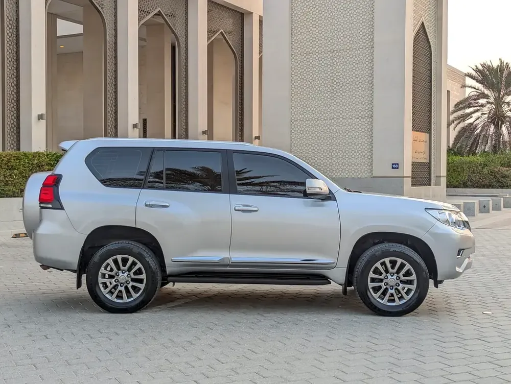 TOYOTA PRADO 2018 GCC V6 ACCIDENT FREE LOW MILEAGE IN EXCELLENT CONDITION - Image 17
