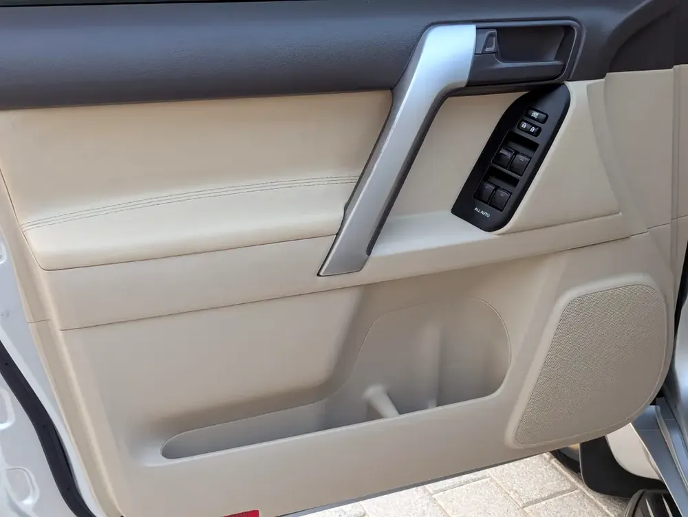 TOYOTA PRADO 2018 GCC V6 ACCIDENT FREE LOW MILEAGE IN EXCELLENT CONDITION - Image 7