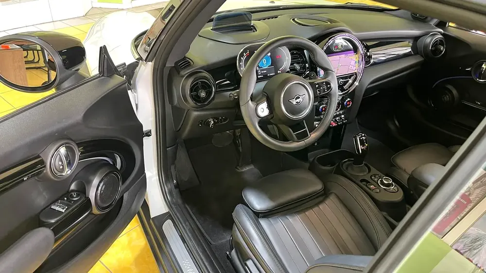 Mini Cooper S Gcc Specs Full Option 100% Original Paint Single Owner Under Warranty Well Maintained - Image 12
