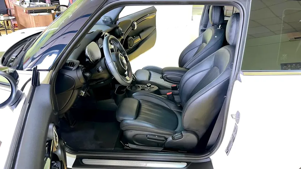 Mini Cooper S Gcc Specs Full Option 100% Original Paint Single Owner Under Warranty Well Maintained - Image 14