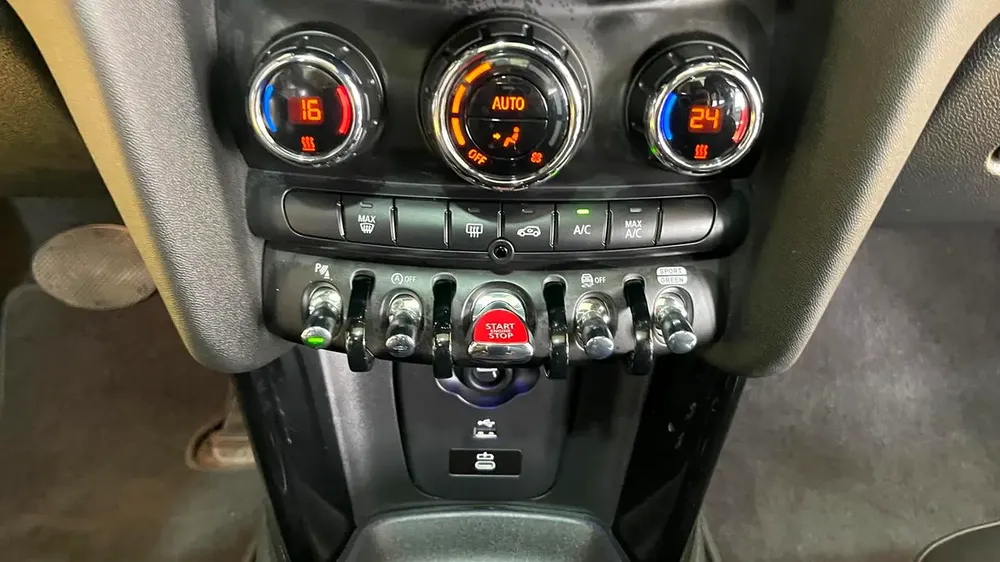 Mini Cooper S Gcc Specs Full Option 100% Original Paint Single Owner Under Warranty Well Maintained - Image 17