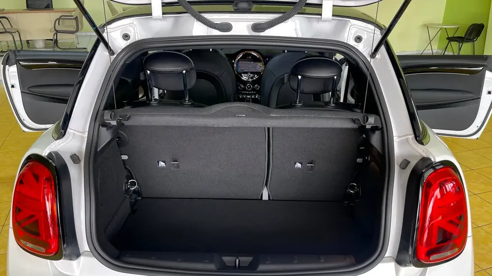 Mini Cooper S Gcc Specs Full Option 100% Original Paint Single Owner Under Warranty Well Maintained - Image 19