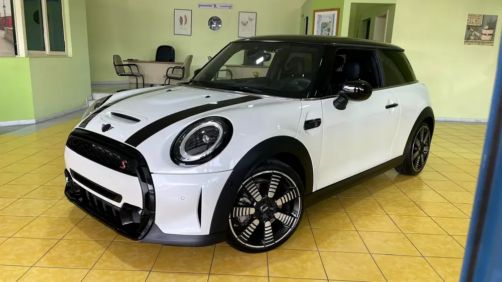 Mini Cooper S Gcc Specs Full Option 100% Original Paint Single Owner Under Warranty Well Maintained - Image 6