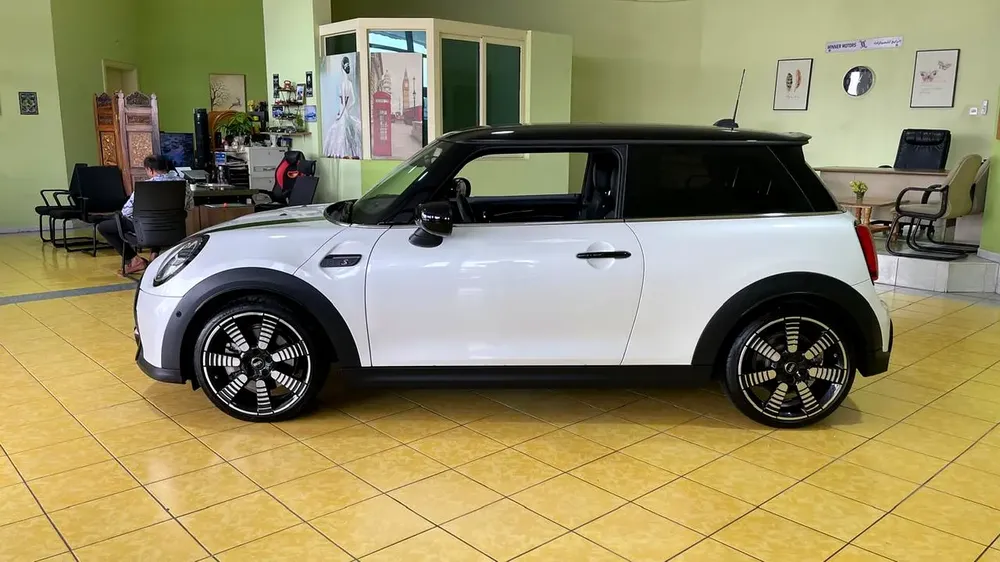 Mini Cooper S Gcc Specs Full Option 100% Original Paint Single Owner Under Warranty Well Maintained - Image 7