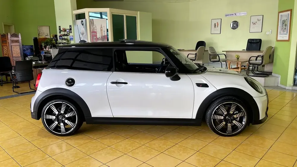 Mini Cooper S Gcc Specs Full Option 100% Original Paint Single Owner Under Warranty Well Maintained - Image 8