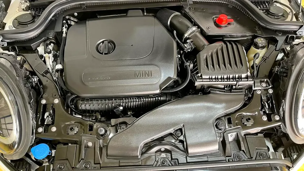 Mini Cooper S Gcc Specs Full Option 100% Original Paint Single Owner Under Warranty Well Maintained - Image 9