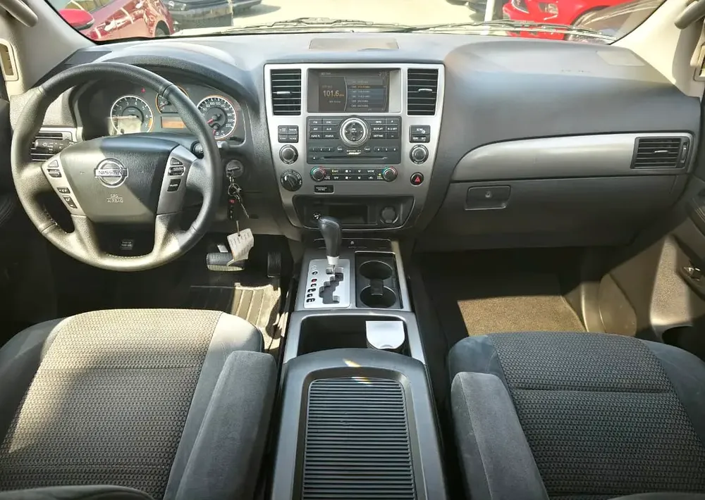 Powerful V8  . GCC Specs . Full Option . Excellent Condition - Image 10
