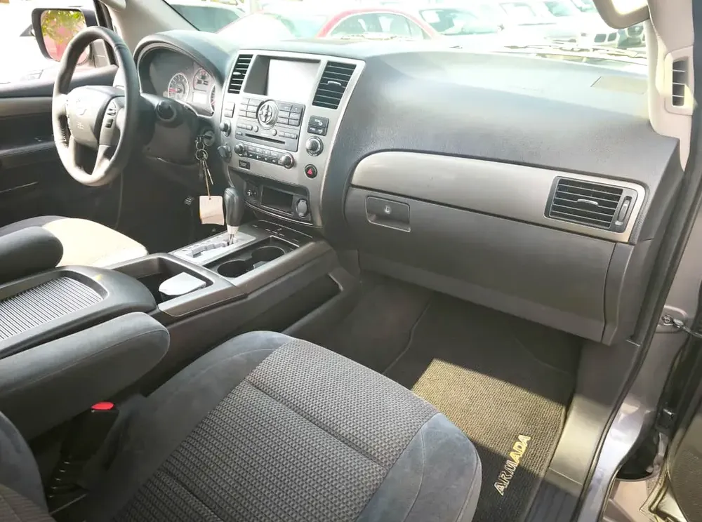 Powerful V8  . GCC Specs . Full Option . Excellent Condition - Image 16