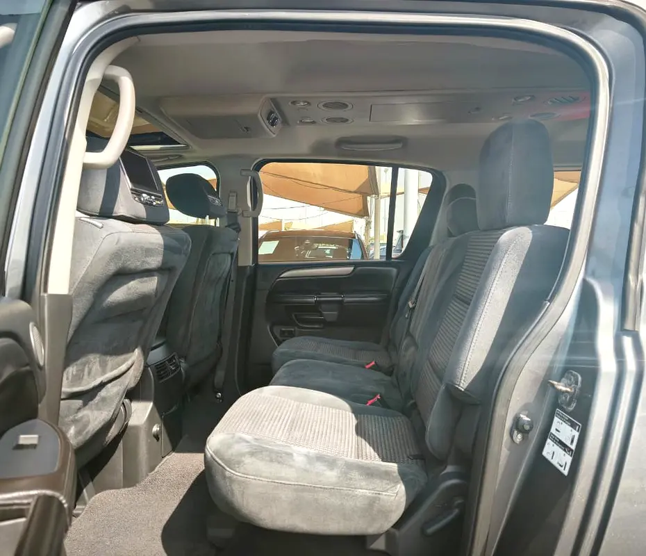 Powerful V8  . GCC Specs . Full Option . Excellent Condition - Image 8