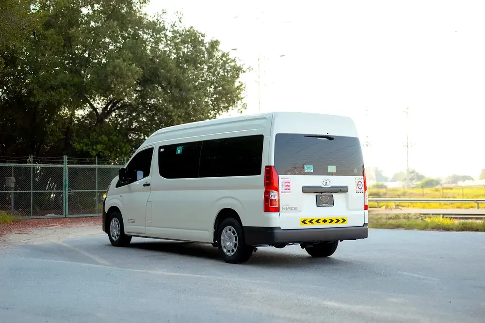 High-Roof 13-Seater Passenger Van | Automatic | GCC Specs | Ref#T28025 - Image 4