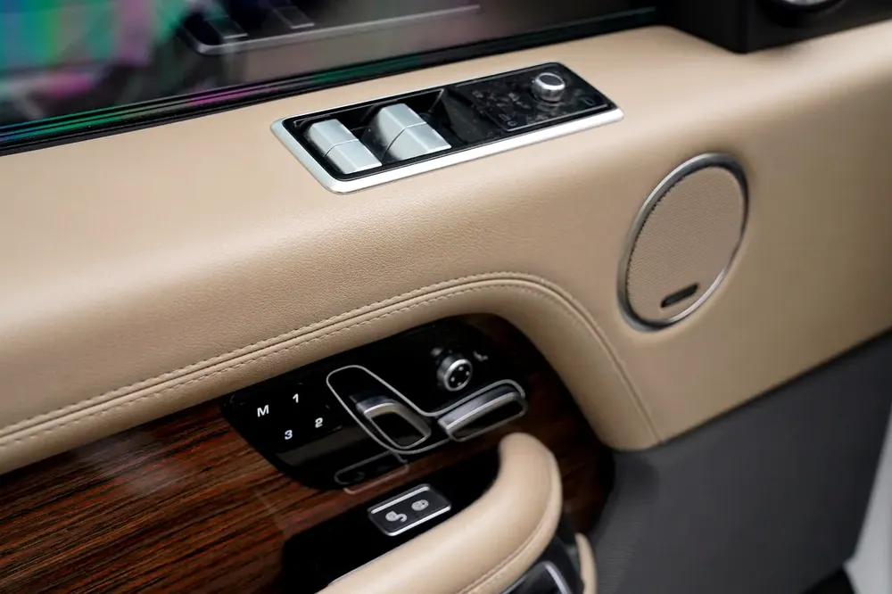 Land Rover Range Rover HSE 2019 - GCC Specs - Pristine Condition - Image 13
