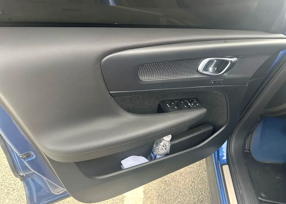 Full Volvo Service History / 2 Keys | Volvo XC40 T4 R-Design 2019 GCC Specifications (Single Owner) - Image 11