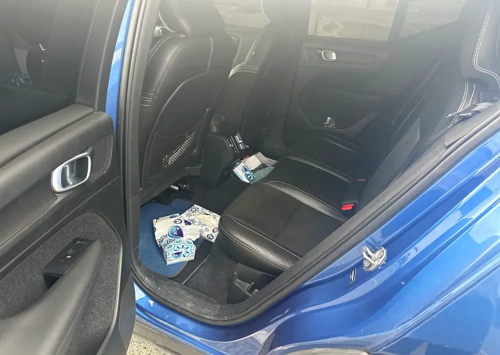 Full Volvo Service History / 2 Keys | Volvo XC40 T4 R-Design 2019 GCC Specifications (Single Owner) - Image 6