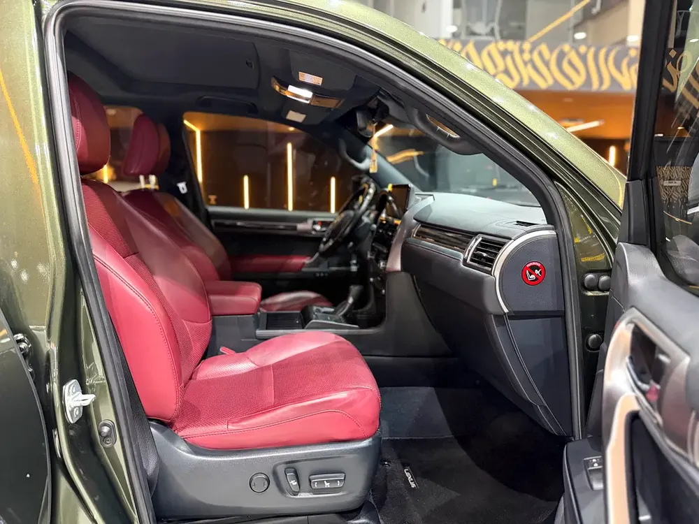 Lexus GX 460 Platinum Black Line 2023 GCC Specs - Full Service History  - No accident - No paint Job - Image 10