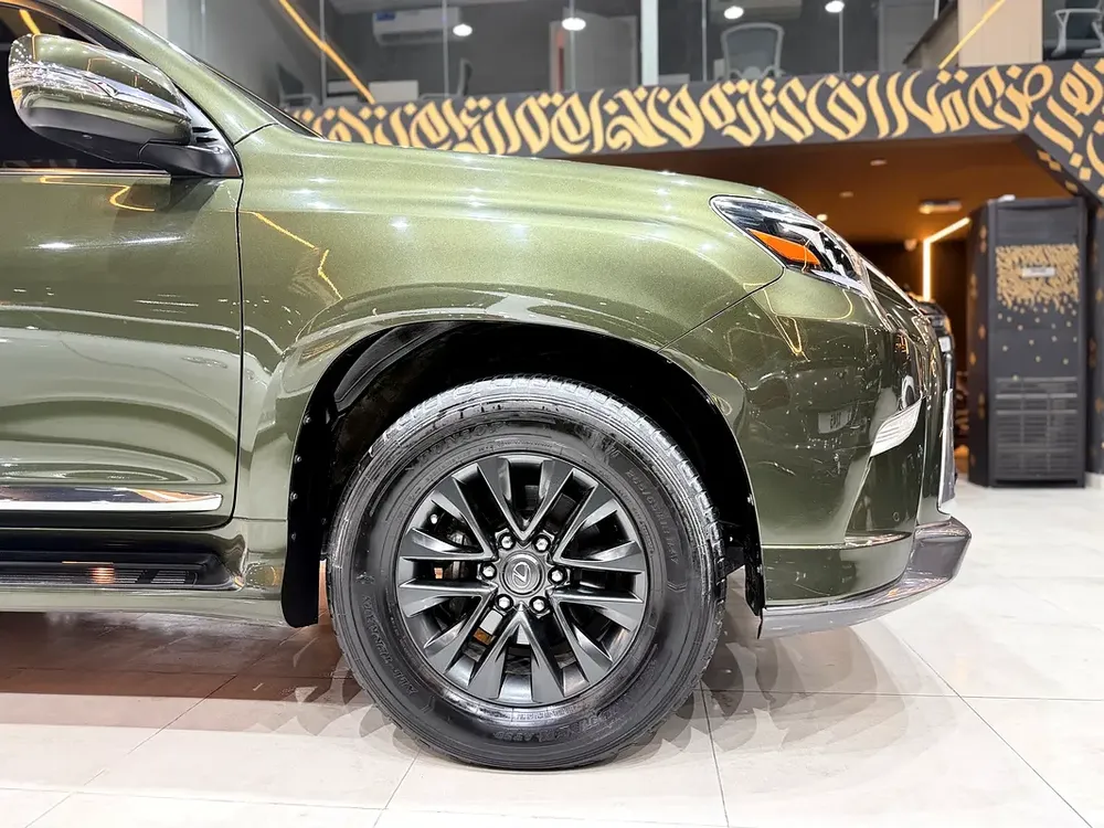 Lexus GX 460 Platinum Black Line 2023 GCC Specs - Full Service History  - No accident - No paint Job - Image 13