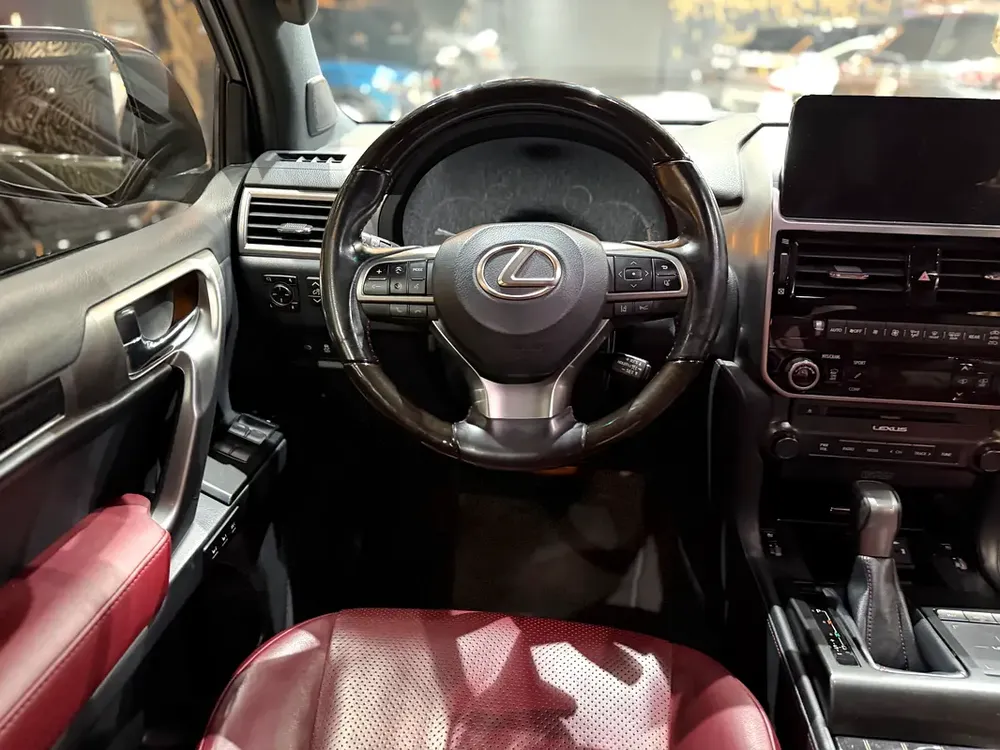 Lexus GX 460 Platinum Black Line 2023 GCC Specs - Full Service History  - No accident - No paint Job - Image 6
