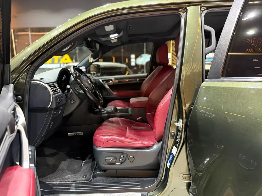 Lexus GX 460 Platinum Black Line 2023 GCC Specs - Full Service History  - No accident - No paint Job - Image 8