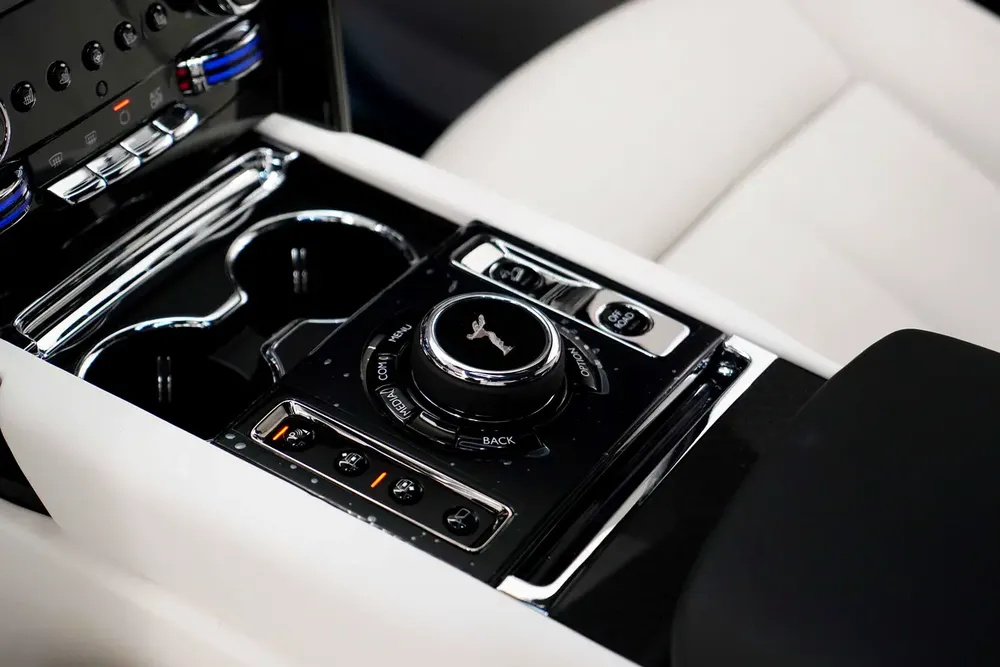2024 ROLLS ROYCE CULLINAN BLACK BADGE / BESPOKE / CURTAIN / SANCTUARY SEATS / WARRANTY - Image 10