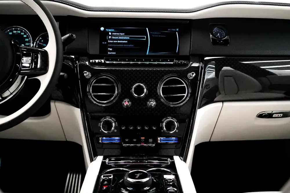 2024 ROLLS ROYCE CULLINAN BLACK BADGE / BESPOKE / CURTAIN / SANCTUARY SEATS / WARRANTY - Image 11
