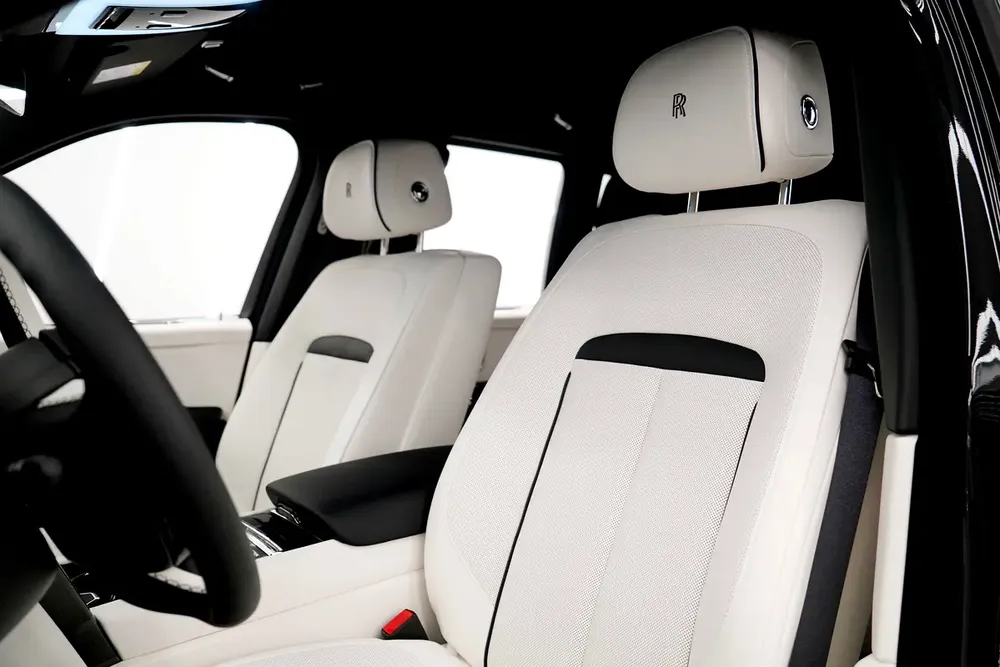 2024 ROLLS ROYCE CULLINAN BLACK BADGE / BESPOKE / CURTAIN / SANCTUARY SEATS / WARRANTY - Image 12