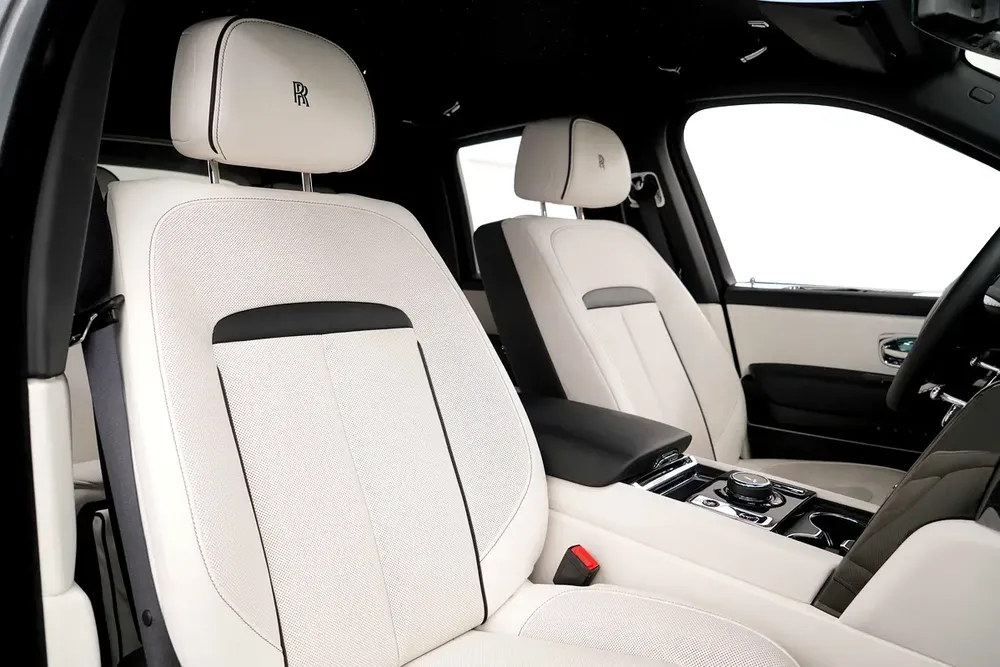 2024 ROLLS ROYCE CULLINAN BLACK BADGE / BESPOKE / CURTAIN / SANCTUARY SEATS / WARRANTY - Image 13