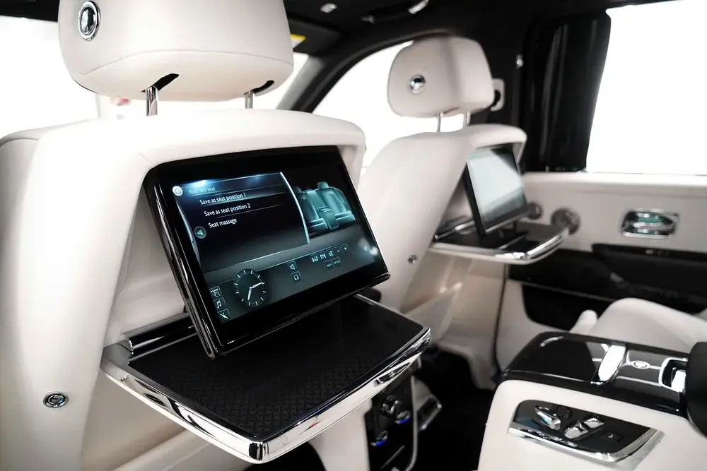 2024 ROLLS ROYCE CULLINAN BLACK BADGE / BESPOKE / CURTAIN / SANCTUARY SEATS / WARRANTY - Image 14