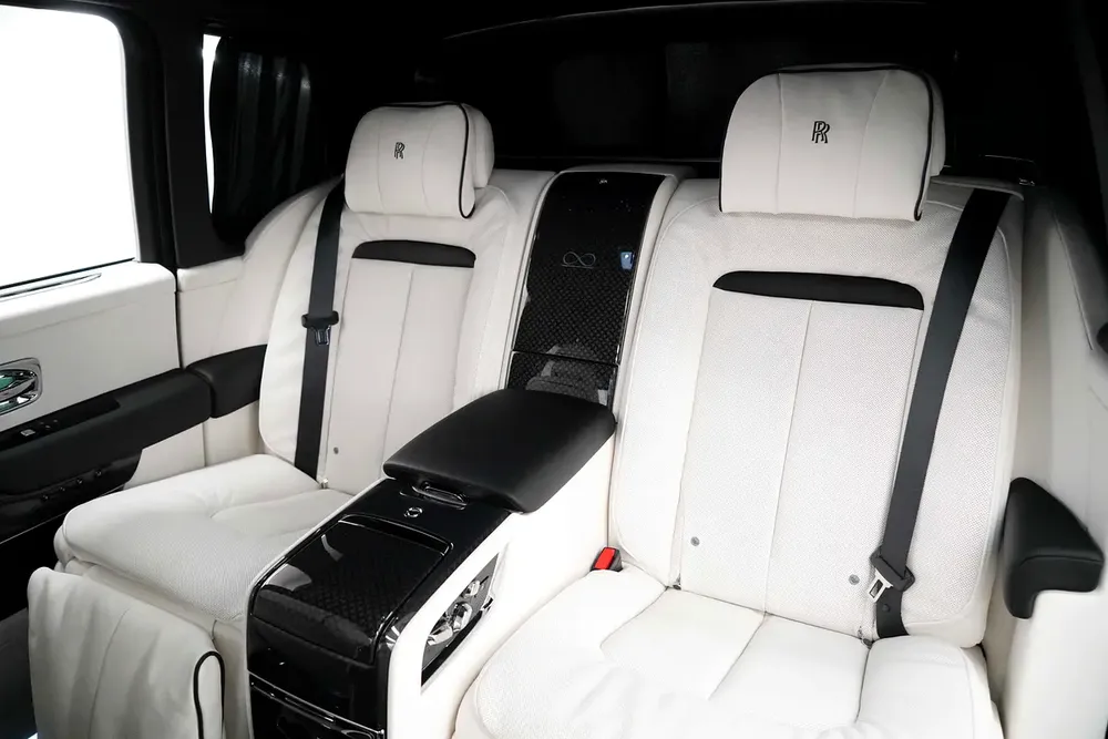 2024 ROLLS ROYCE CULLINAN BLACK BADGE / BESPOKE / CURTAIN / SANCTUARY SEATS / WARRANTY - Image 15