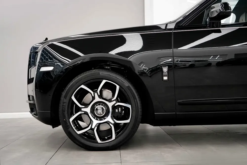 2024 ROLLS ROYCE CULLINAN BLACK BADGE / BESPOKE / CURTAIN / SANCTUARY SEATS / WARRANTY - Image 6