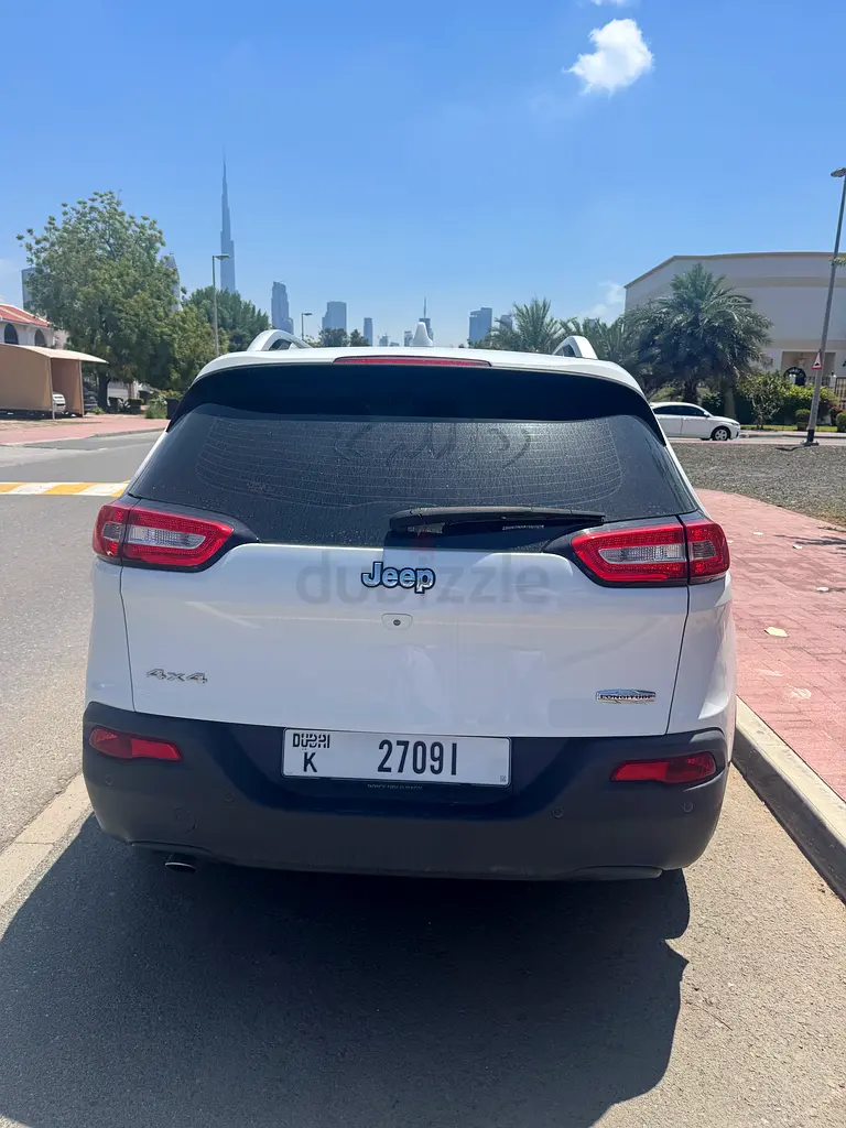 Jeep Cherokee 2018 model 4x4 Top option  panorama - Image 11