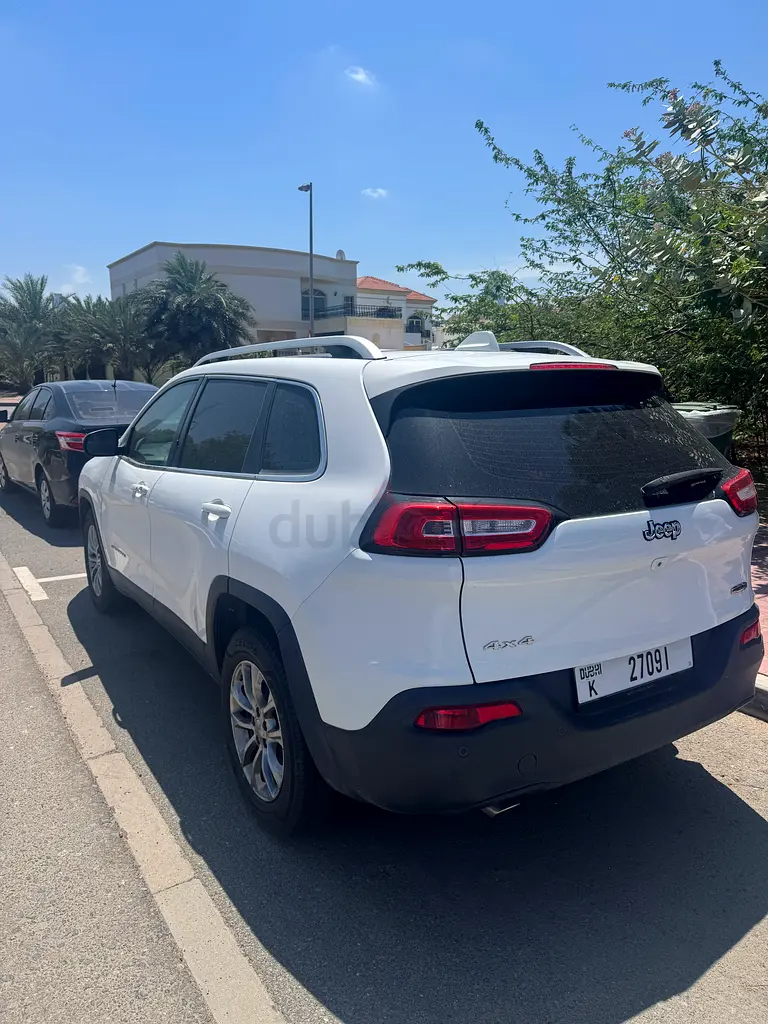Jeep Cherokee 2018 model 4x4 Top option  panorama - Image 12