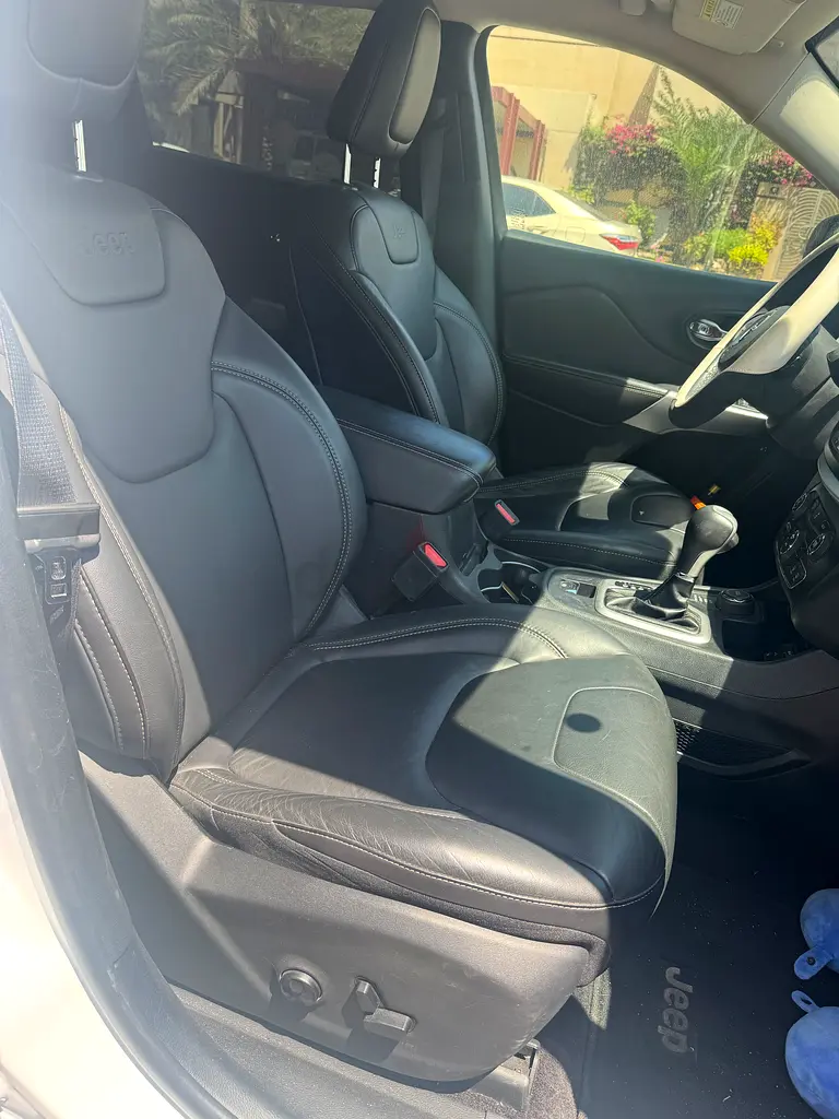 Jeep Cherokee 2018 model 4x4 Top option  panorama - Image 4