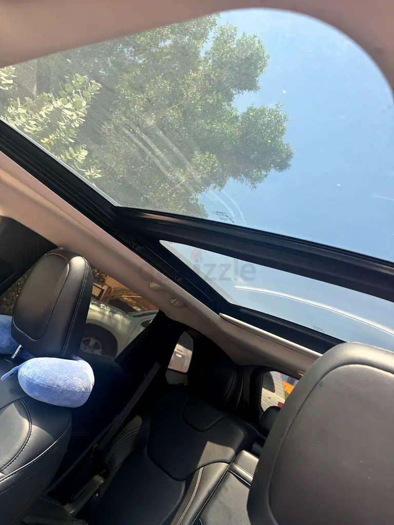 Jeep Cherokee 2018 model 4x4 Top option  panorama - Image 6