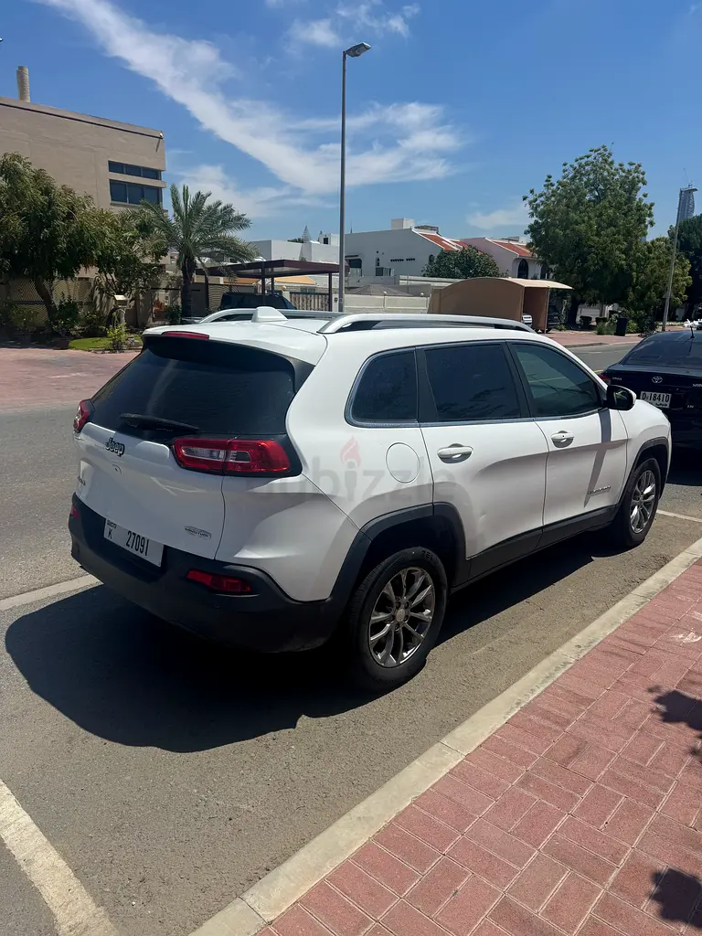 Jeep Cherokee 2018 model 4x4 Top option  panorama - Image 7