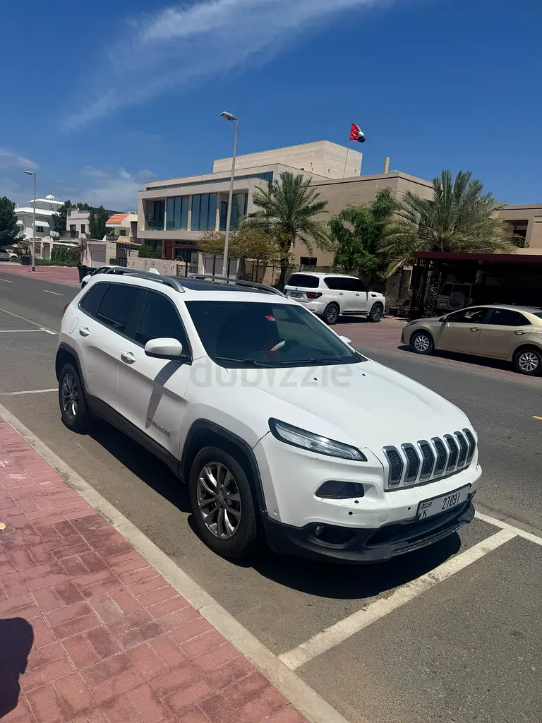 Jeep Cherokee 2018 model 4x4 Top option  panorama - Image 8