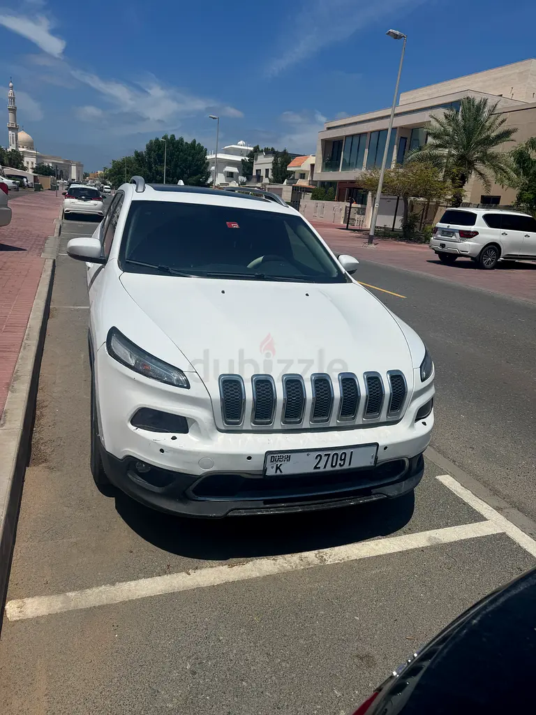 Jeep Cherokee 2018 model 4x4 Top option  panorama - Image 9