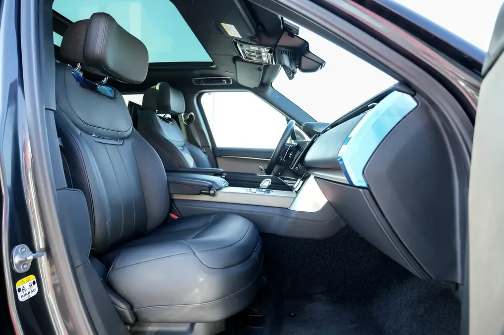 Land Rover Range Rover SV LWB 2023 Carpathian Grey- Black  GCC Specs - Image 13