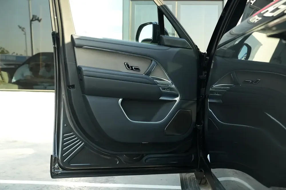 Land Rover Range Rover SV LWB 2023 Carpathian Grey- Black  GCC Specs - Image 17