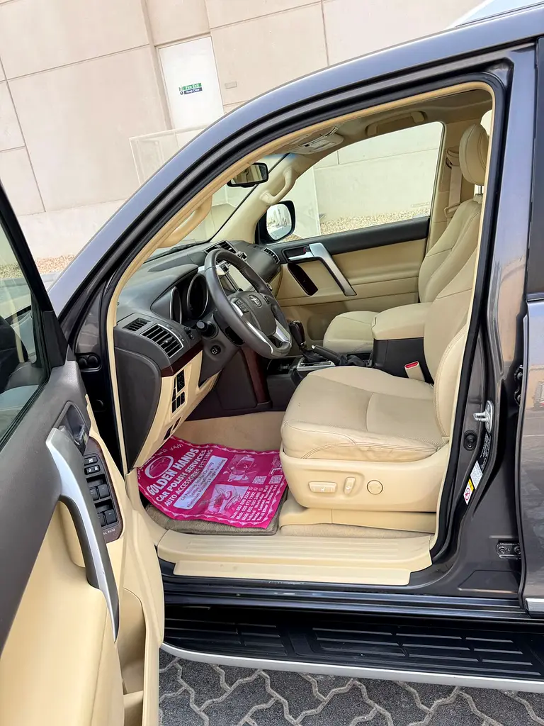 Toyota Prado // VXR // Gcc space // Model 2017 // No Accident // Good conditions - Image 12