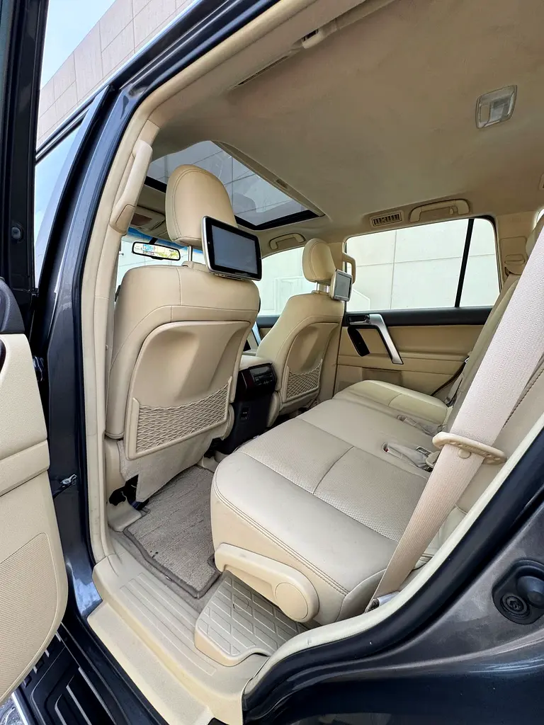 Toyota Prado // VXR // Gcc space // Model 2017 // No Accident // Good conditions - Image 13