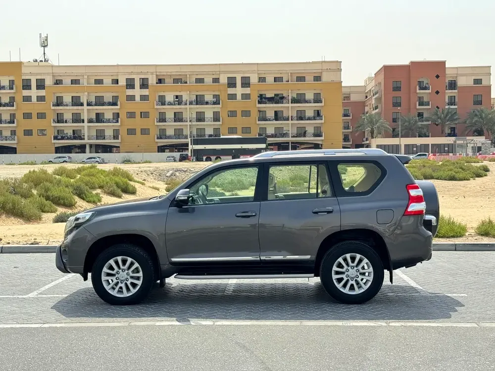 Toyota Prado // VXR // Gcc space // Model 2017 // No Accident // Good conditions - Image 4